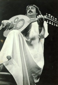 Issam Jammal en concert avec un costume traditionnel des &Eacute;mirats.